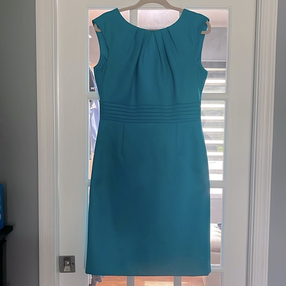 Gorgeous Tahani mid leg dress